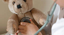 Symbolbild Kinderschutz im medizinischen und therapeutischen Bereich
